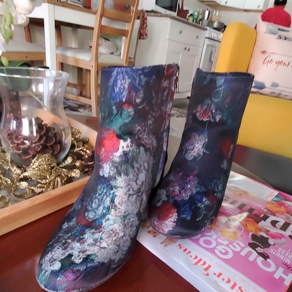 Stylish booties - Picture 3 of 5